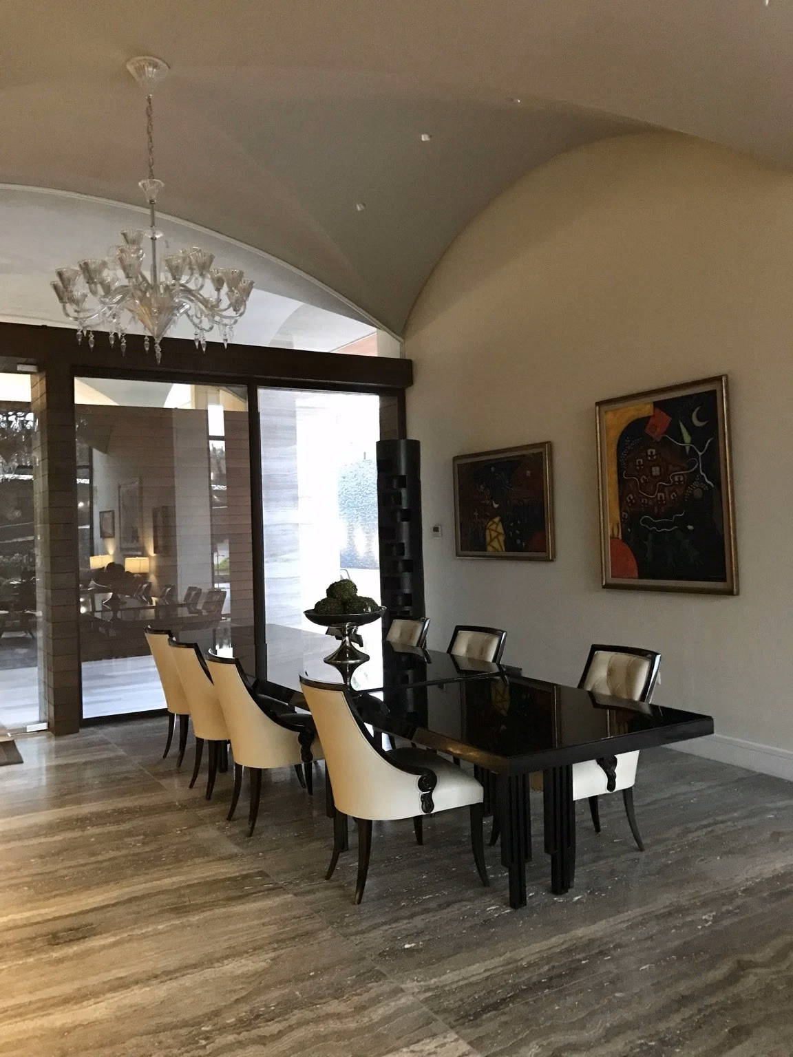 Salón con mesa para reuniones
